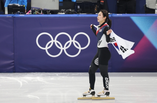 한국 여자 쇼트트랙의 '뉴에이스' 김길리가 생애 첫 동계올림픽에서 값진 동메달을 따냈다. 길리는 16일 탈리아 밀라노 아이스스케이팅 아레나에서 열린 2026 밀라노·코르티나담페초 동계올림픽 쇼트트랙 여자 1000m 결승(파이널A)에서 1분28초614로 결승선을 통과하며 3위를 차지하고 동메달 주인공이 됐다. 김길리가 입상에 성공하자 최민정, 임종언이 환하게 웃으면서 그를 격려했다. 길리는 오는 19일 여자 3000m 계주, 21일 여자 1500m에서 금메달에 도전한다. 김길리는 여자 1500m에서 우승 1순위로 거론되고 있어 멀티 메달 획득도 가능할 전망이다. 연합뉴스