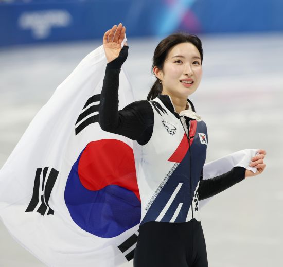 김길리(성남시청)는 16일(한국시간) 이탈리아 밀라노 아이스스케이팅 아레나에서 열린 2026 밀라노·코르티나담페초 동계올림픽 쇼트트랙 여자 1000m 파이널A(결승)에서 1분28초614의 기록으로 3위에 올라 동메달을 얻었다. 2월17일 설날을 할하루 앞두고 김길리는 첫 올림픽 무대임에도 여자 1000m에서 값진 동메달을 목에 걸면서 처음으로 올림픽 포디움에 올랐다. 이날 메달이 확정된 후 김길리는 눈물을 흘리며 눈길을 끌었다. 연합뉴스