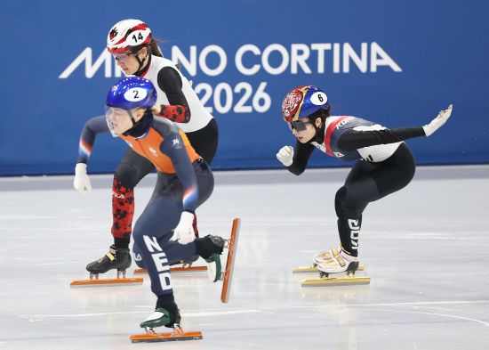 김길리(성남시청)는 16일(한국시간) 이탈리아 밀라노 아이스스케이팅 아레나에서 열린 2026 밀라노·코르티나담페초 동계올림픽 쇼트트랙 여자 1000m 파이널A(결승)에서 1분28초614의 기록으로 3위에 올라 동메달을 얻었다. 2월17일 설날을 할하루 앞두고 김길리는 첫 올림픽 무대임에도 여자 1000m에서 값진 동메달을 목에 걸면서 처음으로 올림픽 포디움에 올랐다. 이날 메달이 확정된 후 김길리는 눈물을 흘리며 눈길을 끌었다. 연합뉴스