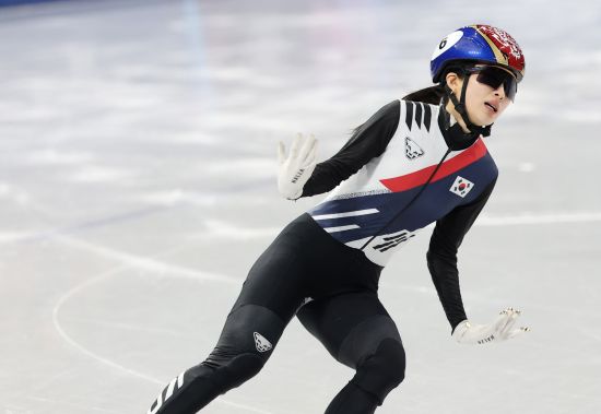 김길리(성남시청)는 16일(한국시간) 이탈리아 밀라노 아이스스케이팅 아레나에서 열린 2026 밀라노·코르티나담페초 동계올림픽 쇼트트랙 여자 1000m 파이널A(결승)에서 1분28초614의 기록으로 3위에 올라 동메달을 얻었다. 2월17일 설날을 할하루 앞두고 김길리는 첫 올림픽 무대임에도 여자 1000m에서 값진 동메달을 목에 걸면서 처음으로 올림픽 포디움에 올랐다. 이날 메달이 확정된 후 김길리는 눈물을 흘리며 눈길을 끌었다. 연합뉴스