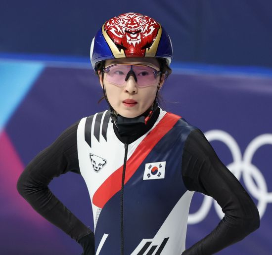 한국 여자 쇼트트랙 간판 최민정(성남시청)은 16일(한국시간) 이탈리아 밀라노 아이스스케이팅 아레나에서 열린 2026 밀라노·코르티나담페초 동계올림픽 쇼트트랙 여자 1000m 준결승 2조에서 1분28초407의 기록으로 4위를 차지했다. 준결승 조 2위 안에 들지 못하면서 최민정은 메달이 걸려 있는 파이널A(결승)에 올라가지 못하고, 순위 결정전인 파이널B로 향했다. 지난 2022 베이징 올림픽 여자 1000m 은메달리스트 최민정은 결승 진출에 실패하자 아쉬운 심정을 감추지 못했다. 연합뉴스