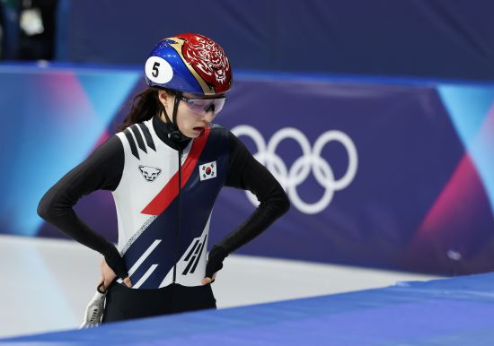 한국 여자 쇼트트랙 간판 최민정(성남시청)은 16일(한국시간) 이탈리아 밀라노 아이스스케이팅 아레나에서 열린 2026 밀라노·코르티나담페초 동계올림픽 쇼트트랙 여자 1000m 준결승 2조에서 1분28초407의 기록으로 4위를 차지했다. 준결승 조 2위 안에 들지 못하면서 최민정은 메달이 걸려 있는 파이널A(결승)에 올라가지 못하고, 순위 결정전인 파이널B로 향했다. 지난 2022 베이징 올림픽 여자 1000m 은메달리스트 최민정은 결승 진출에 실패하자 아쉬운 심정을 감추지 못했다. 연합뉴스