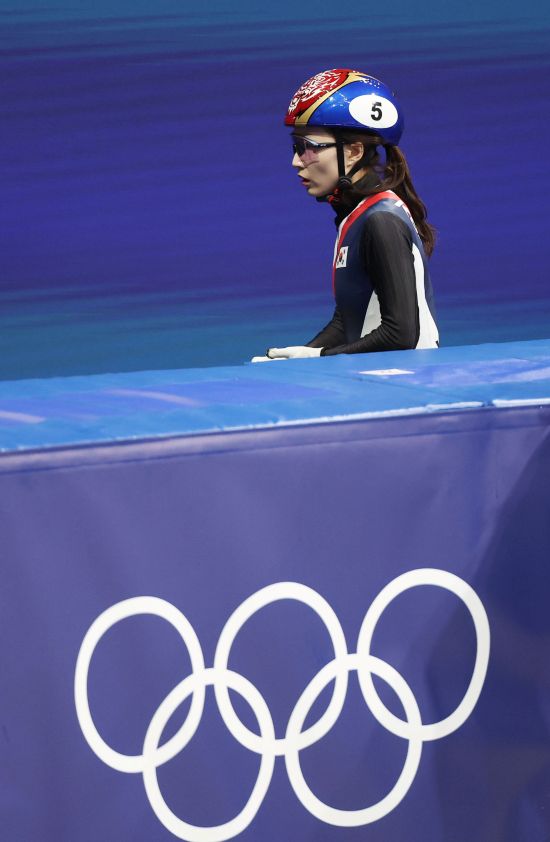 한국 여자 쇼트트랙 간판 최민정(성남시청)은 16일(한국시간) 이탈리아 밀라노 아이스스케이팅 아레나에서 열린 2026 밀라노·코르티나담페초 동계올림픽 쇼트트랙 여자 1000m 준결승 2조에서 1분28초407의 기록으로 4위를 차지했다. 준결승 조 2위 안에 들지 못하면서 최민정은 메달이 걸려 있는 파이널A(결승)에 올라가지 못하고, 순위 결정전인 파이널B로 향했다. 지난 2022 베이징 올림픽 여자 1000m 은메달리스트 최민정은 결승 진출에 실패하자 아쉬운 심정을 감추지 못했다. 연합뉴스