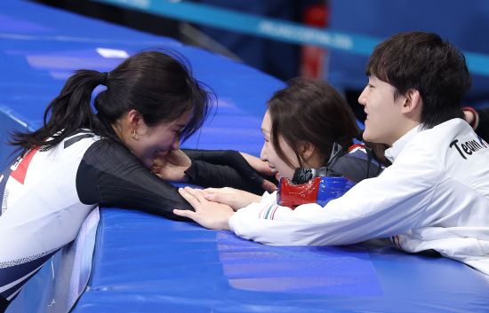 한국 여자 쇼트트랙 간판 최민정(성남시청)은 16일(한국시간) 이탈리아 밀라노 아이스스케이팅 아레나에서 열린 2026 밀라노·코르티나담페초 동계올림픽 쇼트트랙 여자 1000m 준결승 2조에서 1분28초407의 기록으로 4위를 차지했다. 준결승 조 2위 안에 들지 못하면서 최민정은 메달이 걸려 있는 파이널A(결승)에 올라가지 못하고, 순위 결정전인 파이널B로 향했다. 지난 2022 베이징 올림픽 여자 1000m 은메달리스트 최민정은 결승 진출에 실패하자 아쉬운 심정을 감추지 못했다. 연합뉴스