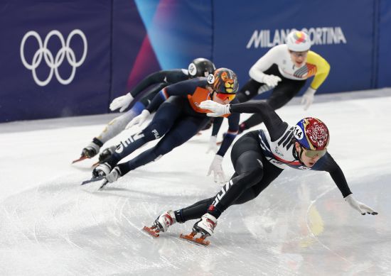 한국 남자 쇼트트랙 대표팀이 남자 5000m 계주 결승 진출에 성공하면서 2006 토리노 올림픽 이후 첫 금메달을 노린다. 황대헌(강원도청), 임종언(고양시청) 신동민(화성시청), 이정민, 이준서(이상 성남시청)로 구성된 남자 쇼트트랙 계주 대표팀은 16일(한국시간) 이탈리아 밀라노 아이스스케이팅 아레나에서 열린 2026 밀라노·코르티나담페초 동계올림픽 쇼트트랙 남자 5000m 준결승 2조에서 6분52초708로 결승선을 통과해 1위를 차지하고 결승(파이널A)에 진출했다. 한국과 같은 조에선 이번 대회 남자 1000m, 1500m 2관왕 옌스 판트바우트가 있는 네덜란드가 6분52초751로 2위를 차지하며 결승에 동반 진출했다. 벨기에와 일본은 탈락했다. 1조에선 캐나다와 이탈리아가 결승 티켓을 거머쥐었다. 중국, 프랑스는 탈락했다. 남자 5000m 계주 파이널A는 오는 21일 오전 5시18분 같은 장소에서 열린다. 연합뉴스