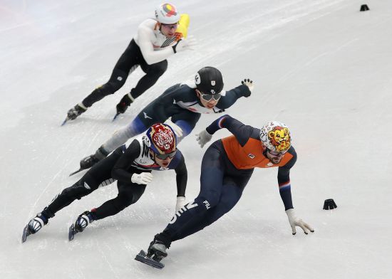 한국 남자 쇼트트랙 대표팀이 남자 5000m 계주 결승 진출에 성공하면서 2006 토리노 올림픽 이후 첫 금메달을 노린다. 황대헌(강원도청), 임종언(고양시청) 신동민(화성시청), 이정민, 이준서(이상 성남시청)로 구성된 남자 쇼트트랙 계주 대표팀은 16일(한국시간) 이탈리아 밀라노 아이스스케이팅 아레나에서 열린 2026 밀라노·코르티나담페초 동계올림픽 쇼트트랙 남자 5000m 준결승 2조에서 6분52초708로 결승선을 통과해 1위를 차지하고 결승(파이널A)에 진출했다. 한국과 같은 조에선 이번 대회 남자 1000m, 1500m 2관왕 옌스 판트바우트가 있는 네덜란드가 6분52초751로 2위를 차지하며 결승에 동반 진출했다. 벨기에와 일본은 탈락했다. 1조에선 캐나다와 이탈리아가 결승 티켓을 거머쥐었다. 중국, 프랑스는 탈락했다. 남자 5000m 계주 파이널A는 오는 21일 오전 5시18분 같은 장소에서 열린다. 연합뉴스