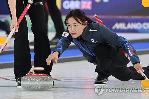 대한민국 여자 컬링 국가대표팀(경기도청)이 끈질긴 승부 끝에 난적 중국을 꺾고 4강 진출의 청신호를 켰다. 경기 종반 5점 차 리드를 지키지 못해 역전을 허용했으나, 마지막 10엔드에서 극적인 뒤집기 쇼를 연출하며 귀중한 1승을 챙겼다. 17일(한국시간) 이탈리아 코르티나담페초의 코르티나 컬링 올림픽 스타디움에서 열린 2026 밀라노·코르티나담페초 동계올림픽 예선 라운드로빈 6차전에서 중국을 10-9로 제압했다. 연합뉴스