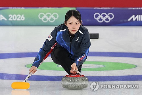 대한민국 여자 컬링 국가대표팀(경기도청)이 끈질긴 승부 끝에 난적 중국을 꺾고 4강 진출의 청신호를 켰다. 경기 종반 5점 차 리드를 지키지 못해 역전을 허용했으나, 마지막 10엔드에서 극적인 뒤집기 쇼를 연출하며 귀중한 1승을 챙겼다. 17일(한국시간) 이탈리아 코르티나담페초의 코르티나 컬링 올림픽 스타디움에서 열린 2026 밀라노·코르티나담페초 동계올림픽 예선 라운드로빈 6차전에서 중국을 10-9로 제압했다. 연합뉴스