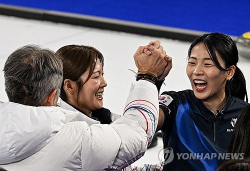 대한민국 여자 컬링 국가대표팀(경기도청)이 끈질긴 승부 끝에 난적 중국을 꺾고 4강 진출의 청신호를 켰다. 경기 종반 5점 차 리드를 지키지 못해 역전을 허용했으나, 마지막 10엔드에서 극적인 뒤집기 쇼를 연출하며 귀중한 1승을 챙겼다. 17일(한국시간) 이탈리아 코르티나담페초의 코르티나 컬링 올림픽 스타디움에서 열린 2026 밀라노·코르티나담페초 동계올림픽 예선 라운드로빈 6차전에서 중국을 10-9로 제압했다. 연합뉴스