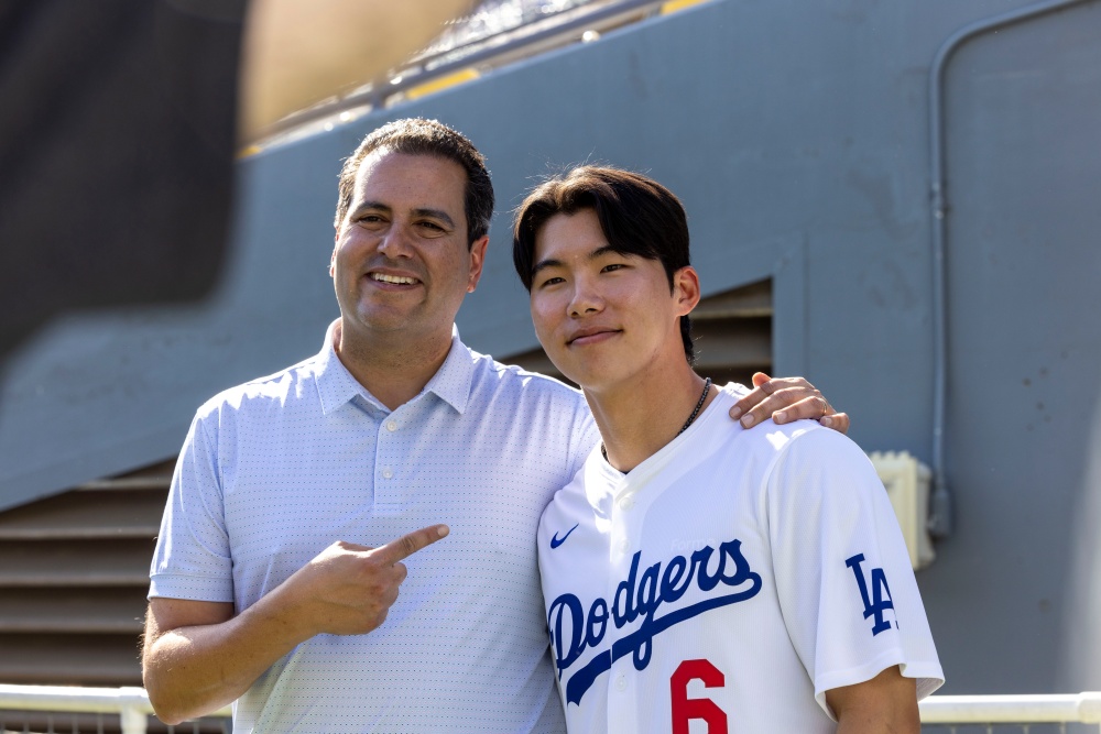 미국 메이저리그(MLB) LA 다저스에서 활약 중인 김혜성이 지난해보다 더 많은 기회를 받을 전망이다. 데이브 로버츠 다저스 감독은 김혜성에 대해 성실하고 믿을 수 있는 선수라고 평가하면서 올해 더 많은 기회를 받을 것이라고 본다고 자신의 생각을 전했다. EPA 연합뉴스