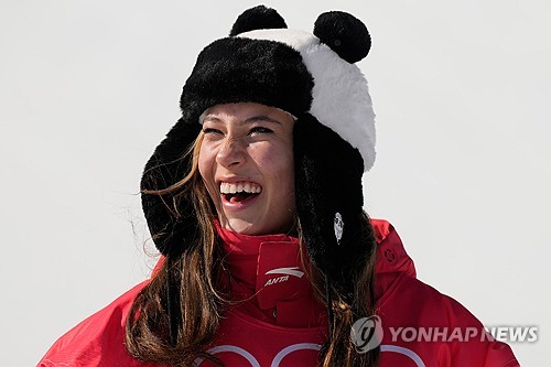 미국 태생의 프리스타일 스키 스타 구아이링(에일린 구)이 은메달을 또 하나 추가했다. 금메달 획득에 실패하면서 중국의 '노골드'가 계속 이어졌다. 구아이링은 17일(한국시간) 이탈리아 리비뇨 스노파크에서 열린 2026 밀라노·코르티나담페초 동계올림픽 프리스타일 스키 여자 빅에어 결승에서 합계 179.00점을 받아 은메달을 차지했다. 이날 은메달로 구아이링은 올림픽 프리스타일 스키 여자 빅에어 2회 연속 입상에 성공했다. 또한 슬로프스타일 은메달에 이어 밀라노 올림픽에서 두 번째 메달을 수확했다. 연합뉴스