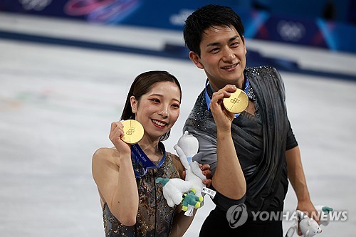 일본 피겨스케이팅의 간판 페어 '리쿠류'가 세계 신기록을 세우며 일본 피겨 역사상 최초의 페어 종목 금메달을 목에 걸었다. 쇼트프로그램의 부진을 딛고 일어선 올림픽 역사상 최대 점수 차 역전 드라마를 완성했다. 미우라 리쿠-기하라 류이치 조는 17일 이탈리아 밀라노 아이스스케이팅 아레나에서 열린 2026 밀라노·코르티나담페초 동계올림픽 피겨스케이팅 페어 프리 스케이팅에서 압도적인 연기를 펼치며 대역전 우승을 차지했다. 이날 '리쿠류' 조는 프리스케이팅에서 기술점수(TES)와 예술점수(PCS)를 합쳐 158.13점이라는 놀라운 점수를 받았다. 쇼트프로그램 5위였던 성적을 1위로 끌어올리는 드라마를 완성했다. 연합뉴스