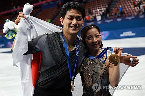 일본 피겨스케이팅의 간판 페어 '리쿠류'가 세계 신기록을 세우며 일본 피겨 역사상 최초의 페어 종목 금메달을 목에 걸었다. 쇼트프로그램의 부진을 딛고 일어선 올림픽 역사상 최대 점수 차 역전 드라마를 완성했다. 미우라 리쿠-기하라 류이치 조는 17일 이탈리아 밀라노 아이스스케이팅 아레나에서 열린 2026 밀라노·코르티나담페초 동계올림픽 피겨스케이팅 페어 프리 스케이팅에서 압도적인 연기를 펼치며 대역전 우승을 차지했다. 이날 '리쿠류' 조는 프리스케이팅에서 기술점수(TES)와 예술점수(PCS)를 합쳐 158.13점이라는 놀라운 점수를 받았다. 쇼트프로그램 5위였던 성적을 1위로 끌어올리는 드라마를 완성했다. 연합뉴스