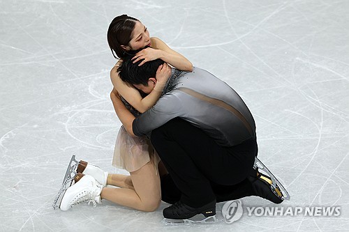 일본 피겨스케이팅의 간판 페어 '리쿠류'가 세계 신기록을 세우며 일본 피겨 역사상 최초의 페어 종목 금메달을 목에 걸었다. 쇼트프로그램의 부진을 딛고 일어선 올림픽 역사상 최대 점수 차 역전 드라마를 완성했다. 미우라 리쿠-기하라 류이치 조는 17일 이탈리아 밀라노 아이스스케이팅 아레나에서 열린 2026 밀라노·코르티나담페초 동계올림픽 피겨스케이팅 페어 프리 스케이팅에서 압도적인 연기를 펼치며 대역전 우승을 차지했다. 이날 '리쿠류' 조는 프리스케이팅에서 기술점수(TES)와 예술점수(PCS)를 합쳐 158.13점이라는 놀라운 점수를 받았다. 쇼트프로그램 5위였던 성적을 1위로 끌어올리는 드라마를 완성했다. 연합뉴스