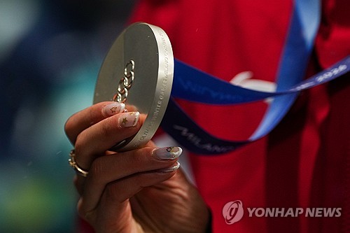 미국 태생의 프리스타일 스키 스타 구아이링(에일린 구)이 은메달을 또 하나 추가했다. 금메달 획득에 실패하면서 중국의 '노골드'가 계속 이어졌다. 구아이링은 17일(한국시간) 이탈리아 리비뇨 스노파크에서 열린 2026 밀라노·코르티나담페초 동계올림픽 프리스타일 스키 여자 빅에어 결승에서 합계 179.00점을 받아 은메달을 차지했다. 이날 은메달로 구아이링은 올림픽 프리스타일 스키 여자 빅에어 2회 연속 입상에 성공했다. 또한 슬로프스타일 은메달에 이어 밀라노 올림픽에서 두 번째 메달을 수확했다. 연합뉴스