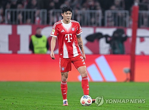 독일 분데스리가 바이에른 뮌헨에서 치열한 주전 경쟁을 펼치고 있는 김민재를 향한 잉글리시 프리미어리그(EPL) 빅클럽들의 구애가 다시 시작됐다. 김민재는 잔류 의지를 보이고 있지만 뮌헨은 매각 가능성을 열어두면서 올여름 이적시장의 뜨거운 감자로 떠오를 전망이다. 연합뉴스