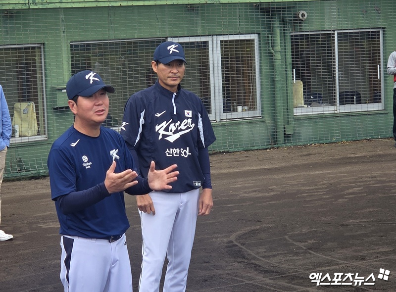 류지현(왼쪽) WBC 국가대표팀 감독이 17일 일본 오키나와 고친다 구장에서 진행된 훈련에 앞서 설날을 맞아 선수단 전체에 세뱃돈과 손편지를 전달했다. 사진 김지수 기자