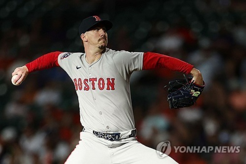 우완투수 워커 뷸러가 미국 메이저리그(MLB) 샌디에이고 파드리스와 1년 마이너 계약에 합의했다. 뷸러는 지난 시즌을 앞두고 보스턴과 1년 총액 2105만 달러에 계약했으나 23경기 112⅓이닝 7승 7패 평균자책점 5.45로 기대에 미치지 못했다. 9월 초 필라델피아 필리스로 이적한 뒤에는 3경기 13⅔이닝 3승 평균자책점 0.66으로 준수한 성적을 남기며 반등 가능성을 보여줬다. AFP 연합뉴스