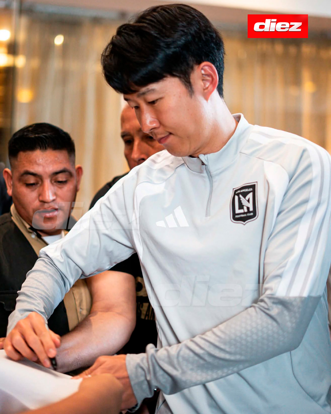 온두라스 스포츠 전문 매체 '디에스'는 17일 '손흥민과 LAFC 선수단이 온두라스 산 페드로 술라 도심을 걸어 다니며 시민들을 놀라게 했다'고 사진과 함께 보도했다. LAFC는 오는 18일 온두라스 산 페드로 술라의 에스타디오 모라산에서 열리는 레알 에스파냐와의 2026 북중미축구연맹(CONCACAF) 챔피언스컵 1라운드 1차전을 앞두고 온두라스에 입성한 상태다. 매체는 '그 누구도 예상하지 못한 장면이었다'며 '보안을 이유로 호텔에만 머물렀던 과거 다른 원정팀들과 달리 손흥민을 포함한 LAFC 선수들은 숙소인 인터컨티넨탈 호텔을 나와 산 페드로 술라의 주요 도로인 아베니다 시르쿤발라시온을 따라 여유롭게 산책을 즐겼다'고 전했다. 디에스