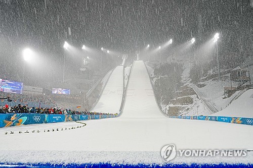 2026 밀라노·코르티나담페초 동계올림픽 남자 스키점프 슈퍼팀 경기가 폭설로 인해 조기 종료되면서, 역전 메달을 노리던 선수들이 거센 불만을 토로하고 있다. 마지막 3라운드 도중 경기가 중단되면서 2라운드까지의 성적으로 메달 색깔이 결정되는 초유의 사태가 발생했기 때문이다. 로이터는 17일' 동계올림픽 스키 점프 남자 슈퍼팀 경기는 3라운드가 폭설로 인해 중단되는 등 혼란스러운 양상을 보였다'고 보도했다. 특히 일본은 6위에서 3라운드 좋은 기록을 남겨 2위까지 치솟았기 때문에 불만이 더욱 컸다. 연합뉴스