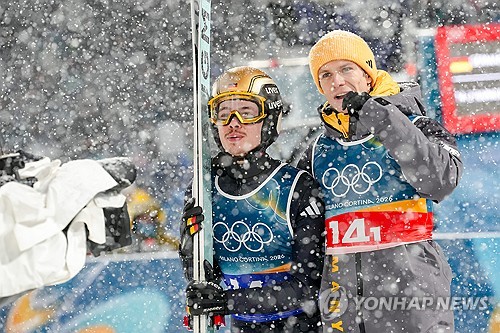 2026 밀라노·코르티나담페초 동계올림픽 남자 스키점프 슈퍼팀 경기가 폭설로 인해 조기 종료되면서, 역전 메달을 노리던 선수들이 거센 불만을 토로하고 있다. 마지막 3라운드 도중 경기가 중단되면서 2라운드까지의 성적으로 메달 색깔이 결정되는 초유의 사태가 발생했기 때문이다. 로이터는 17일' 동계올림픽 스키 점프 남자 슈퍼팀 경기는 3라운드가 폭설로 인해 중단되는 등 혼란스러운 양상을 보였다'고 보도했다. 특히 일본은 6위에서 3라운드 좋은 기록을 남겨 2위까지 치솟았기 때문에 불만이 더욱 컸다. 연합뉴스