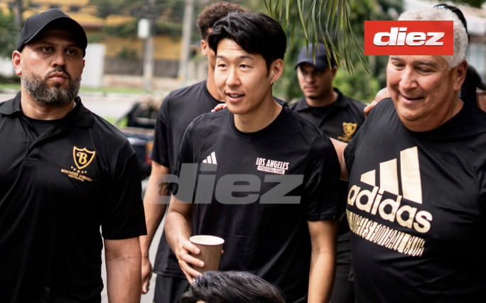 온두라스 스포츠 전문 매체 '디에스'는 17일 '손흥민과 LAFC 선수단이 온두라스 산 페드로 술라 도심을 걸어 다니며 시민들을 놀라게 했다'고 사진과 함께 보도했다. LAFC는 오는 18일 온두라스 산 페드로 술라의 에스타디오 모라산에서 열리는 레알 에스파냐와의 2026 북중미축구연맹(CONCACAF) 챔피언스컵 1라운드 1차전을 앞두고 온두라스에 입성한 상태다. 매체는 '그 누구도 예상하지 못한 장면이었다'며 '보안을 이유로 호텔에만 머물렀던 과거 다른 원정팀들과 달리 손흥민을 포함한 LAFC 선수들은 숙소인 인터컨티넨탈 호텔을 나와 산 페드로 술라의 주요 도로인 아베니다 시르쿤발라시온을 따라 여유롭게 산책을 즐겼다'고 전했다. 디에스