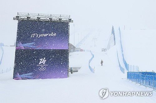 대한체육회는 17일(한국시간) 유승은(성복고)의 2026 밀라노·코르티나담페초 동계올림픽 스노보드 여자 슬로프스타일 결승 기상악화로 연기됐다고 발표했다. 유승은은 17일 오후 9시 이탈리아 리비뇨 스노 파크에서 2026 밀라노·코르티나담페초 동계올림픽 스노보드 여자 슬로프스타일 결승에 출전할 예정이었다. 새로운 결승 날짜 및 시간은 국제스키연맹(FIS) 회의에서 결정될 예정이다. 여자 빅에어 동메달리스트 유승은은 슬로프스타일 결승에서 이번 밀라노 올림픽 멀티 메달에 도전한다. 연합뉴스