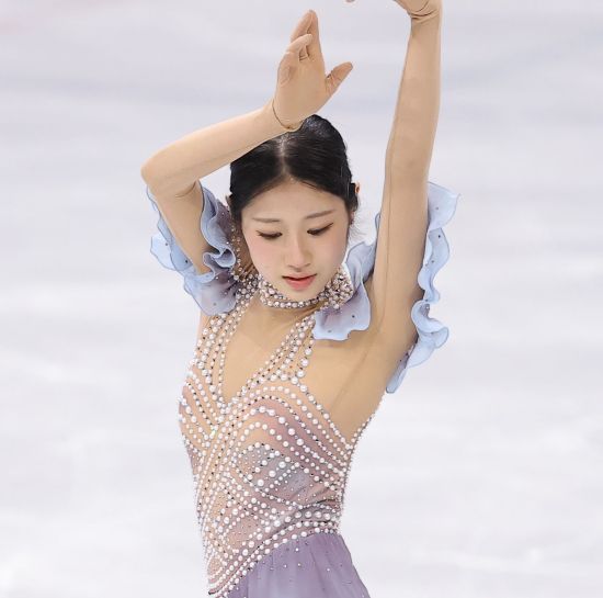 한국 피겨스케이팅 여자 싱글 이해인(고려대)은 18일(한국시간) 이탈리아 밀라노 아이스 스케이팅 스타디움에서 열린 2026 밀라노·코르티나담페초 동계올림픽 피겨스케이팅 여자 싱글 쇼트프로그램에 출전해 기술점수(TES) 37.61점, 예술점수(PCS) 32.46점을 얻어 합계 70.07점을 기록했다. 이날 이해인은 자신의 시즌 베스트 점수를 세우며 29명 중 9위에 올라 오는 20일에 열리는 여자 싱글 프리스케이팅 참가 자격을 얻었다. 함께 출전한 신지아(세화여고)는 첫 번째 점프에서 엉덩방아를 찍으며 65.66점을 기록했지만 전체 14위에 자리해 프리스케이팅 출전에 성공했다. 연합뉴스