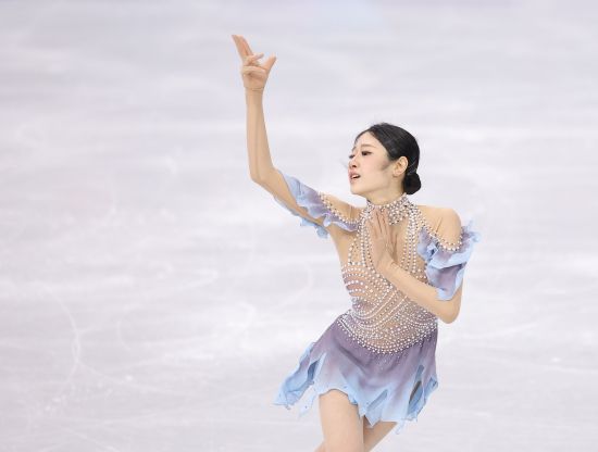 한국 피겨스케이팅 여자 싱글 이해인(고려대)은 18일(한국시간) 이탈리아 밀라노 아이스 스케이팅 스타디움에서 열린 2026 밀라노·코르티나담페초 동계올림픽 피겨스케이팅 여자 싱글 쇼트프로그램에 출전해 기술점수(TES) 37.61점, 예술점수(PCS) 32.46점을 얻어 합계 70.07점을 기록했다. 이날 이해인은 자신의 시즌 베스트 점수를 세우며 29명 중 9위에 올라 오는 20일에 열리는 여자 싱글 프리스케이팅 참가 자격을 얻었다. 함께 출전한 신지아(세화여고)는 첫 번째 점프에서 엉덩방아를 찍으며 65.66점을 기록했지만 전체 14위에 자리해 프리스케이팅 출전에 성공했다. 연합뉴스