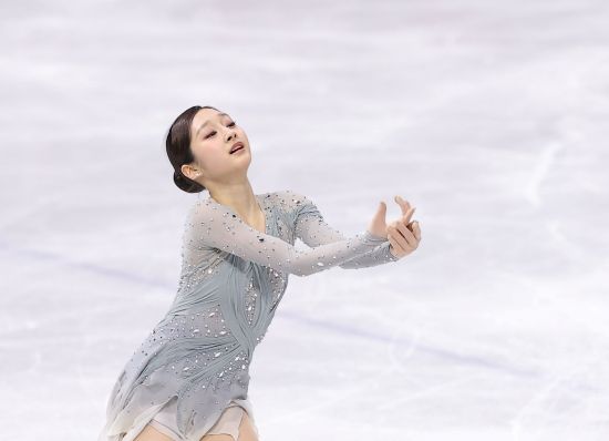 한국 피겨스케이팅 여자 싱글 이해인(고려대)은 18일(한국시간) 이탈리아 밀라노 아이스 스케이팅 스타디움에서 열린 2026 밀라노·코르티나담페초 동계올림픽 피겨스케이팅 여자 싱글 쇼트프로그램에 출전해 기술점수(TES) 37.61점, 예술점수(PCS) 32.46점을 얻어 합계 70.07점을 기록했다. 이날 이해인은 자신의 시즌 베스트 점수를 세우며 29명 중 9위에 올라 오는 20일에 열리는 여자 싱글 프리스케이팅 참가 자격을 얻었다. 함께 출전한 신지아(세화여고)는 첫 번째 점프에서 엉덩방아를 찍으며 65.66점을 기록했지만 전체 14위에 자리해 프리스케이팅 출전에 성공했다. 연합뉴스