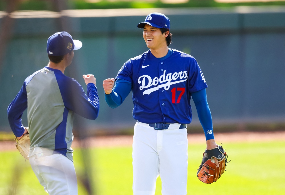 LA 다저스 오타니 쇼헤이가 18일 첫 라이브피칭을 통해 컨디션을 점검했다. 타자 4명을 상대로 총 18구를 던졌으며, 1피안타 2탈삼진을 기록했다. 최고구속은 98마일(약 158km/h)이었다. AFP 연합뉴스