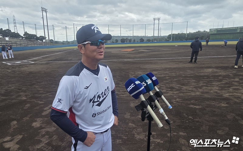 류지현 2026 월드베이스볼클래식(WBC) 국가대표팀 감독이 18일 일본 오키나와 고친다 구장에서 팀 훈련 진행에 앞서 라일리 오브라이언 부상 관련 상황에 대해 밝혔다. 사진 김지수 기자