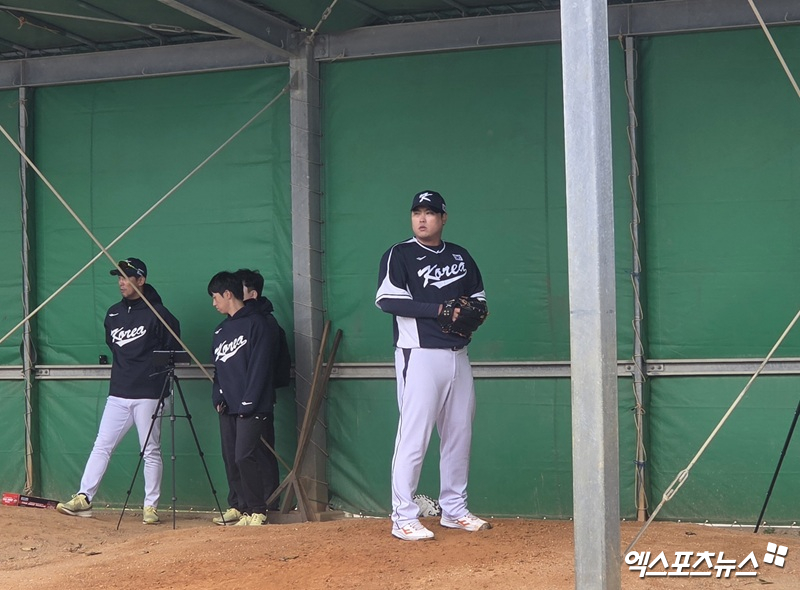 2026 월드베이스볼클래식(WBC) 출전을 준비 중인 류현진이 18일 일본 오키나와 고친다 구장에서 불펜 피칭을 실시했다. 30개의 공을 던지며 컨디션과 구위를 점검했다. 사진 김지수 기자
