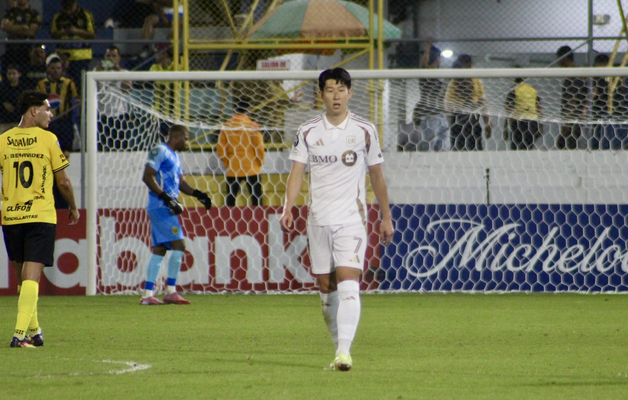 손흥민이 새 시즌 첫 공식전부터 1골 3도움이라는 놀라운 경기력을 보여주며 높은 평점을 받았다. LAFC는 18일(한국시간) 온두라스 산페드로술라 프란시스코 모라산 스타디움에서 열린 2026 북중미카리브축구연맹(CONCACAF) 챔피언스컵 1라운드 1차전 원정 경기에서 레알 에스파냐(온두라스)를 6-1로 대파했다. 축구 통계 매체 풋몹은 손흥민에게 양 팀 통틀어 최고 평점인 9.6점을 부여하며 손흥민의 활약을 인정했다. 또 다른 통계 매체 소파스코어는 9.2점을 부여하며 9.4점 최고점의 부앙가에 이은 2위에 올려놨다. LAFC