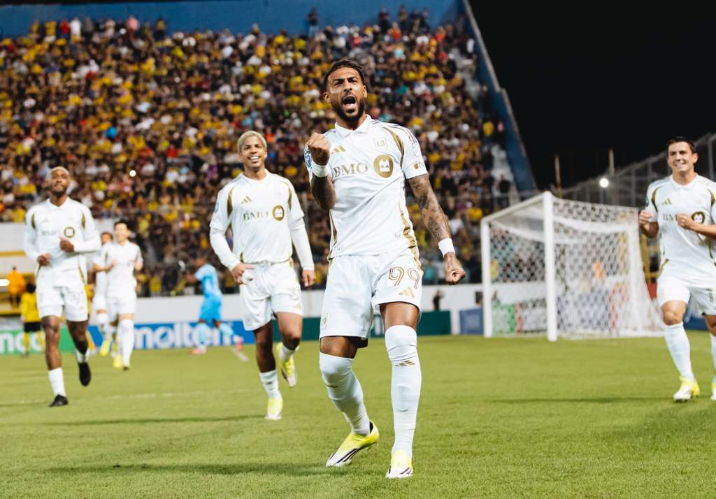 손흥민이 새 시즌 첫 공식전부터 1골 3도움이라는 놀라운 경기력을 보여주며 높은 평점을 받았다. LAFC는 18일(한국시간) 온두라스 산페드로술라 프란시스코 모라산 스타디움에서 열린 2026 북중미카리브축구연맹(CONCACAF) 챔피언스컵 1라운드 1차전 원정 경기에서 레알 에스파냐(온두라스)를 6-1로 대파했다. 축구 통계 매체 풋몹은 손흥민에게 양 팀 통틀어 최고 평점인 9.6점을 부여하며 손흥민의 활약을 인정했다. 또 다른 통계 매체 소파스코어는 9.2점을 부여하며 9.4점 최고점의 부앙가에 이은 2위에 올려놨다. LAFC