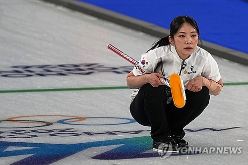 한국 여자 컬링 대표팀(경기도청)이 압도적 1위를 달리던 스웨덴을 대파하고 4강 진출 희망을 살렸다. 스킵 김은지, 서드 김민지, 세컨드 김수지, 리드 설예은, 핍스 설예지로 구성된 한국은 18일(한국시간) 이탈리아 코르티나의 코르티나 컬링 스타디움에서 열린 스웨덴과의 2026 밀라노·코르티나담페초 동계올림픽 여자 컬링 라운드로빈 8차전에서 8-3 대승을 거뒀다. 한국은 4강 희망을 계속 유지하면서 경북체육회 '팀킴'이 은메달을 따냈던 2018년 이후 8년 만의 여자 컬링 올림픽 메달에 도전하게 됐다. 연합뉴스