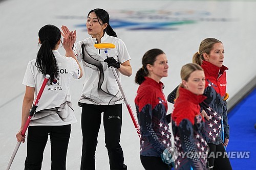 한국 여자 컬링 대표팀(경기도청)이 압도적 1위를 달리던 스웨덴을 대파하고 4강 진출 희망을 살렸다. 스킵 김은지, 서드 김민지, 세컨드 김수지, 리드 설예은, 핍스 설예지로 구성된 한국은 18일(한국시간) 이탈리아 코르티나의 코르티나 컬링 스타디움에서 열린 스웨덴과의 2026 밀라노·코르티나담페초 동계올림픽 여자 컬링 라운드로빈 8차전에서 8-3 대승을 거뒀다. 한국은 4강 희망을 계속 유지하면서 경북체육회 '팀킴'이 은메달을 따냈던 2018년 이후 8년 만의 여자 컬링 올림픽 메달에 도전하게 됐다. 연합뉴스