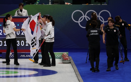 한국 여자 컬링 대표팀(경기도청)이 압도적 1위를 달리던 스웨덴을 대파하고 4강 진출 희망을 살렸다. 스킵 김은지, 서드 김민지, 세컨드 김수지, 리드 설예은, 핍스 설예지로 구성된 한국은 18일(한국시간) 이탈리아 코르티나의 코르티나 컬링 스타디움에서 열린 스웨덴과의 2026 밀라노·코르티나담페초 동계올림픽 여자 컬링 라운드로빈 8차전에서 8-3 대승을 거뒀다. 한국은 4강 희망을 계속 유지하면서 경북체육회 '팀킴'이 은메달을 따냈던 2018년 이후 8년 만의 여자 컬링 올림픽 메달에 도전하게 됐다. 연합뉴스