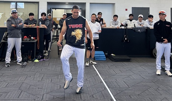 LG는 지난 17일 설날 명절을 맞아 선수단, 코칭스태프, 프런트가 모두 모여 작은 명절 이벤트를 진행했다. 오전 훈련에 앞서 전원이 새해 인사를 나눈 뒤 8개 조로 나뉘어 가위바위보 게임과 제기차기를 펼치며 화기애애한 분위기를 만들었다. LG 트윈스