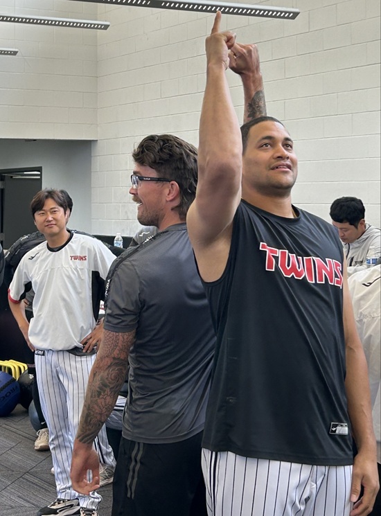 LG는 지난 17일 설날 명절을 맞아 선수단, 코칭스태프, 프런트가 모두 모여 작은 명절 이벤트를 진행했다. 오전 훈련에 앞서 전원이 새해 인사를 나눈 뒤 8개 조로 나뉘어 가위바위보 게임과 제기차기를 펼치며 화기애애한 분위기를 만들었다. LG 트윈스