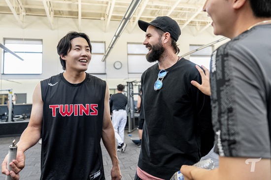 LG는 지난 17일 설날 명절을 맞아 선수단, 코칭스태프, 프런트가 모두 모여 작은 명절 이벤트를 진행했다. 오전 훈련에 앞서 전원이 새해 인사를 나눈 뒤 8개 조로 나뉘어 가위바위보 게임과 제기차기를 펼치며 화기애애한 분위기를 만들었다. 이날 캠프에는 반가운 얼굴이 깜짝 방문했다. 2019년부터 2024시즌까지 6시즌 동안 LG의 에이스로 활약했던 케이시 켈리였다. 현재 미국 애리조나에 거주 중인 켈리는 현역 연장 의지를 다지며 훈련 중인 가운데 1년여 만에 다시 옛 동료들이 있는 애리조나 캠프를 찾았다. 켈리는 '다시 돌아가고 싶은 마음과 그리움도 있다. LG 팬들이 보내준 사랑과 성원에 항상 감사하다. 지금 선수들도 많이 응원해주시고, 야구장도 많이 찾아와주셨으면 좋겠다'고 했다. LG 트윈스