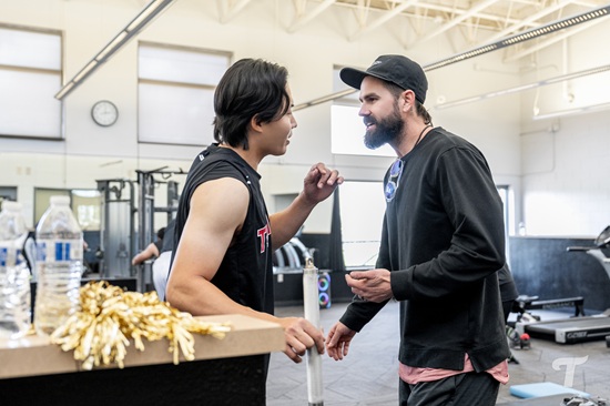 LG는 지난 17일 설날 명절을 맞아 선수단, 코칭스태프, 프런트가 모두 모여 작은 명절 이벤트를 진행했다. 오전 훈련에 앞서 전원이 새해 인사를 나눈 뒤 8개 조로 나뉘어 가위바위보 게임과 제기차기를 펼치며 화기애애한 분위기를 만들었다. 이날 캠프에는 반가운 얼굴이 깜짝 방문했다. 2019년부터 2024시즌까지 6시즌 동안 LG의 에이스로 활약했던 케이시 켈리였다. 현재 미국 애리조나에 거주 중인 켈리는 현역 연장 의지를 다지며 훈련 중인 가운데 1년여 만에 다시 옛 동료들이 있는 애리조나 캠프를 찾았다. 켈리는 '다시 돌아가고 싶은 마음과 그리움도 있다. LG 팬들이 보내준 사랑과 성원에 항상 감사하다. 지금 선수들도 많이 응원해주시고, 야구장도 많이 찾아와주셨으면 좋겠다'고 했다. LG 트윈스