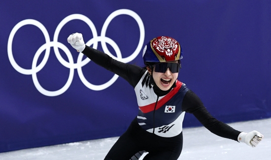 한국 쇼트트랙 여자 대표팀이 2026 밀라노·코르티나담페초 동계 올림픽 여자 3000m 계주에서 금메달을 획득했다. 최민정, 김길리, 노도희, 심석희는 19일 이탈리아 밀라노 아이스스케이팅 아레나에서 열린 대회 여자 3000m 계주 결승에서 4분4초014의 기록으로 이탈리아, 캐나다를 제치고 가장 먼저 결승선을 통과하며 우승했다. 스노보드 여자 하프파이프의 최가온(세화여고)에 이은 우리나라 선수단의 이번 올림픽 두 번째 금메달이다. 한국은 이탈리아, 캐나다, 네덜란드와 겨룬 끝에 시종일관 물 흐르듯 호흡이 척척 맞아 우승했다. 이 종목 7번째 올림픽 금메달 획득에 성공했다. 연합뉴스