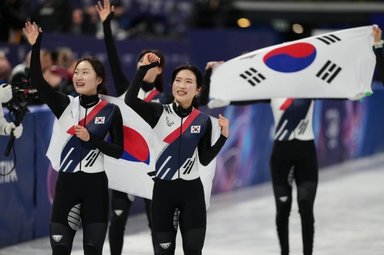 한국 쇼트트랙 여자 대표팀이 2026 밀라노·코르티나담페초 동계 올림픽 여자 3000m 계주에서 금메달을 획득했다. 최민정, 김길리, 노도희, 심석희는 19일 이탈리아 밀라노 아이스스케이팅 아레나에서 열린 대회 여자 3000m 계주 결승에서 4분4초014의 기록으로 이탈리아, 캐나다를 제치고 가장 먼저 결승선을 통과하며 우승했다. 스노보드 여자 하프파이프의 최가온(세화여고)에 이은 우리나라 선수단의 이번 올림픽 두 번째 금메달이다. 한국은 이탈리아, 캐나다, 네덜란드와 겨룬 끝에 시종일관 물 흐르듯 호흡이 척척 맞아 우승했다. 이 종목 7번째 올림픽 금메달 획득에 성공했다. 연합뉴스