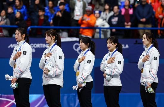 한국 쇼트트랙 여자 대표팀이 2026 밀라노·코르티나담페초 동계 올림픽 여자 3000m 계주에서 금메달을 획득했다. 최민정, 김길리, 노도희, 심석희는 19일 이탈리아 밀라노 아이스스케이팅 아레나에서 열린 대회 여자 3000m 계주 결승에서 4분4초014의 기록으로 이탈리아, 캐나다를 제치고 가장 먼저 결승선을 통과하며 우승했다. 스노보드 여자 하프파이프의 최가온(세화여고)에 이은 우리나라 선수단의 이번 올림픽 두 번째 금메달이다. 한국은 이탈리아, 캐나다, 네덜란드와 겨룬 끝에 시종일관 물 흐르듯 호흡이 척척 맞아 우승했다. 이 종목 7번째 올림픽 금메달 획득에 성공했다. 연합뉴스