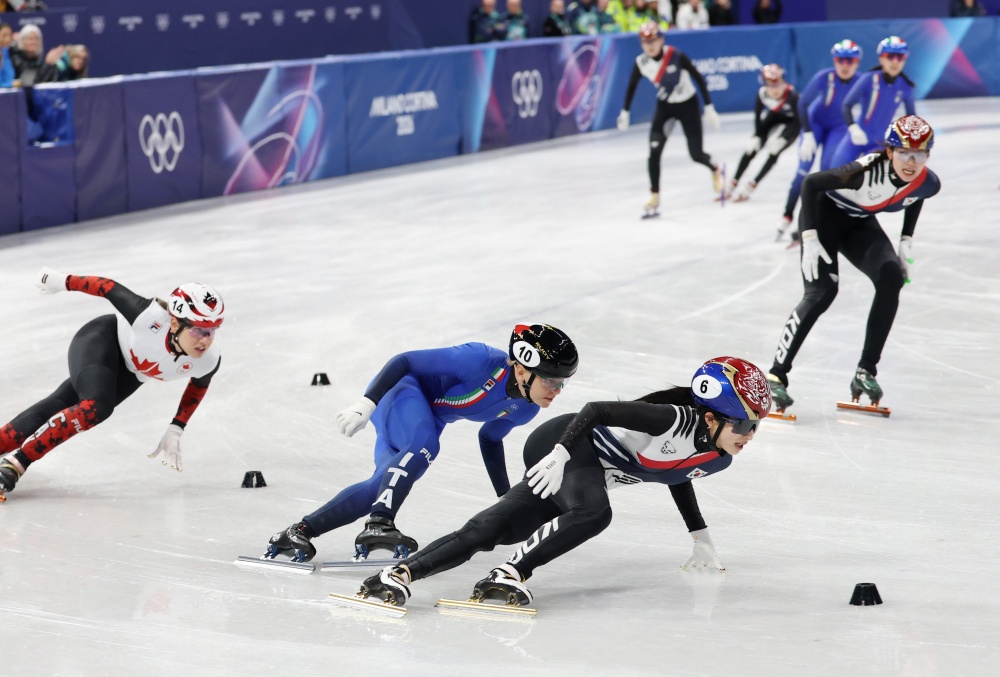 최민정, 김길리(이상 성남시청), 노도희(화성시청), 심석희(서울시청)로 구성된 한국 여자 쇼트트랙 대표팀이 19일(한국시간) 이탈리아 밀라노 아이스스케이팅 아레나에서 열린 2026 밀라노·코르티나담페초 동계올림픽 여자 3000m 계주에서 4분4초014의 기록으로 금메달을 획득했다. 한국 쇼트트랙 여자 대표팀이 올림픽 계주에서 정상에 오른 건 2018년 평창 대회 이후 8년 만이다. 연합뉴스