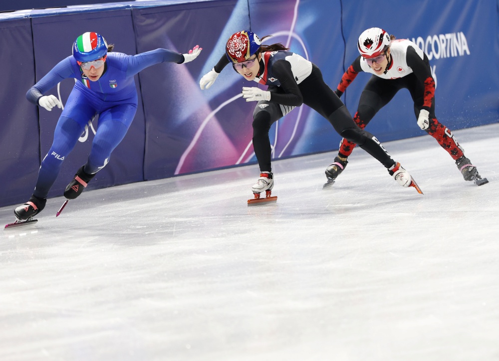 최민정, 김길리(이상 성남시청), 노도희(화성시청), 심석희(서울시청)로 구성된 한국 여자 쇼트트랙 대표팀이 19일(한국시간) 이탈리아 밀라노 아이스스케이팅 아레나에서 열린 2026 밀라노·코르티나담페초 동계올림픽 여자 3000m 계주에서 4분4초014의 기록으로 금메달을 획득했다. 한국 쇼트트랙 여자 대표팀이 올림픽 계주에서 정상에 오른 건 2018년 평창 대회 이후 8년 만이다. 연합뉴스