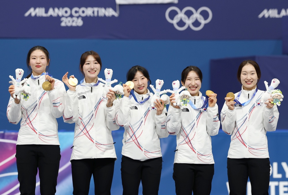최민정, 김길리(이상 성남시청), 노도희(화성시청), 심석희(서울시청)로 구성된 한국 여자 쇼트트랙 대표팀이 19일(한국시간) 이탈리아 밀라노 아이스스케이팅 아레나에서 열린 2026 밀라노·코르티나담페초 동계올림픽 여자 3000m 계주에서 4분4초014의 기록으로 금메달을 획득했다. 한국 쇼트트랙 여자 대표팀이 올림픽 계주에서 정상에 오른 건 2018년 평창 대회 이후 8년 만이다. 연합뉴스