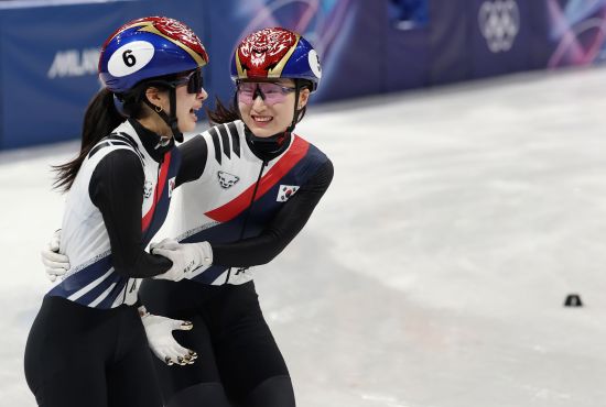 한국 쇼트트랙 여자 대표팀이 2026 밀라노·코르티나담페초 동계 올림픽 여자 3000m 계주에서 금메달을 획득했다. 최민정, 김길리, 노도희, 심석희는 19일 이탈리아 밀라노 아이스스케이팅 아레나에서 열린 대회 여자 3000m 계주 결승에서 4분4초014의 기록으로 이탈리아, 캐나다를 제치고 가장 먼저 결승선을 통과하며 우승했다. 스노보드 여자 하프파이프의 최가온(세화여고)에 이은 우리나라 선수단의 이번 올림픽 두 번째 금메달이다. 한국은 이탈리아, 캐나다, 네덜란드와 겨룬 끝에 시종일관 물 흐르듯 호흡이 척척 맞아 우승했다. 이 종목 7번째 올림픽 금메달 획득에 성공했다. 연합뉴스