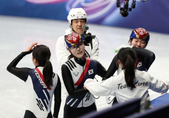 한국 쇼트트랙 여자 대표팀이 2026 밀라노·코르티나담페초 동계 올림픽 여자 3000m 계주에서 금메달을 획득했다. 최민정, 김길리, 노도희, 심석희는 19일 이탈리아 밀라노 아이스스케이팅 아레나에서 열린 대회 여자 3000m 계주 결승에서 4분4초014의 기록으로 이탈리아, 캐나다를 제치고 가장 먼저 결승선을 통과하며 우승했다. 스노보드 여자 하프파이프의 최가온(세화여고)에 이은 우리나라 선수단의 이번 올림픽 두 번째 금메달이다. 한국은 이탈리아, 캐나다, 네덜란드와 겨룬 끝에 시종일관 물 흐르듯 호흡이 척척 맞아 우승했다. 이 종목 7번째 올림픽 금메달 획득에 성공했다. 연합뉴스